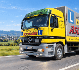 LKW Fahrschule Aschauer auf Straße